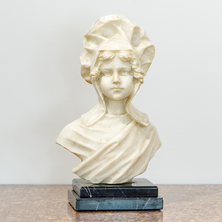 Albast beeld buste van jonge vrouw op marmeren