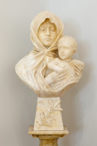 Albast beeld: Moeder met kind. Circa 1880. Hoogte 65cm.