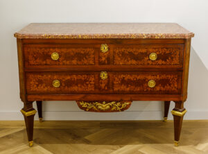 Dressoir van Jean-Francois LELEU
Frankrijk 1729 – 1807
Gemonteerde satijnen en vruchthouten ladekast.
Als eenvan van de meest getalenteerd meubelmakers uit de periode van Lodewijk XVI koos Jean-Francois Leleu ervoor om de kwaliteit van dit meubelstuk te benadrukken met een prachtig exotisch houtfineer gerangschikt in bloemen motieven. Beslag verguld brons met origineel marmeren blad.
Circa 1780. Hoogte 92cm, breedte 130cm, diepte 60cm.
