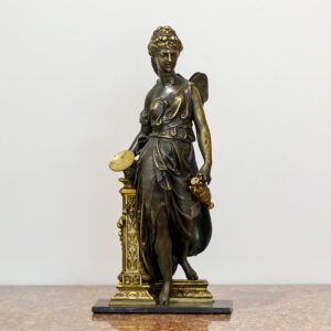 Bronzen beeld. Engel bij zuil.
Circa 1920. Hoogte 40cm.