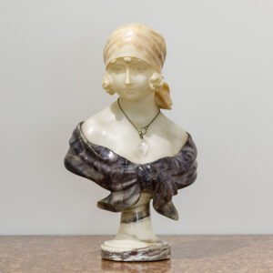 Marmeren buste van jonge vrouw in twee kleuren.
Circa 1890. Hoogte 40cm.