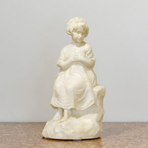 Albast beeld van moeder in gedachten.
Circa 1900. Hoogte 30cm.