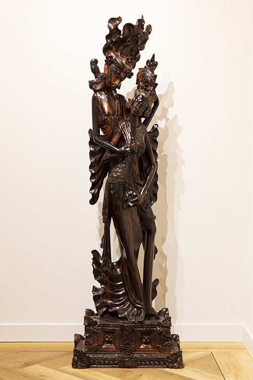 Balinees beeld circa 1920: Moeder met kind.