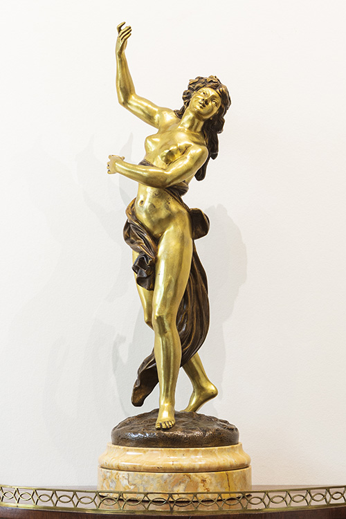 Bronzen beeld deels verguld. Jongedame op geel ronde marmeren voet.