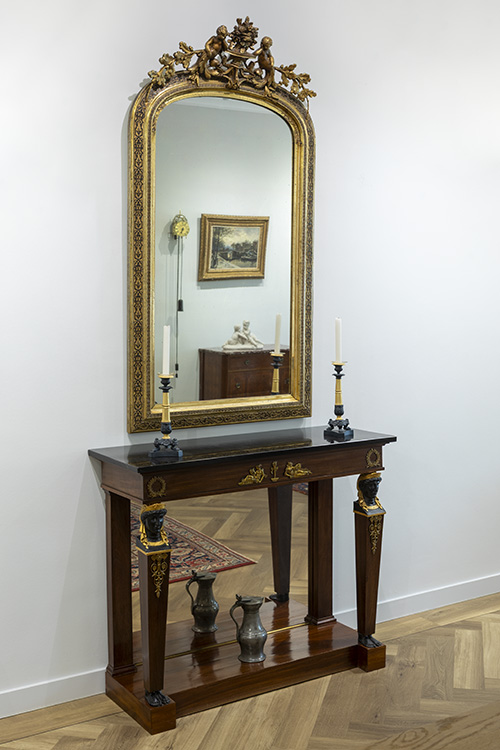 Goud vergulden kuifspiegel met putty’s in de kuif.