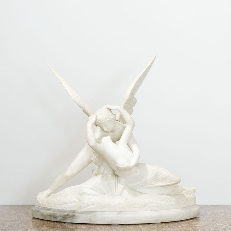 Albast beeld; De kussende Engel op marmeren voetplaat