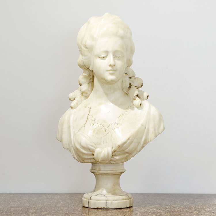 Marmeren borstbeeld van Marie Antoinette, vrouw van Lodewijk.