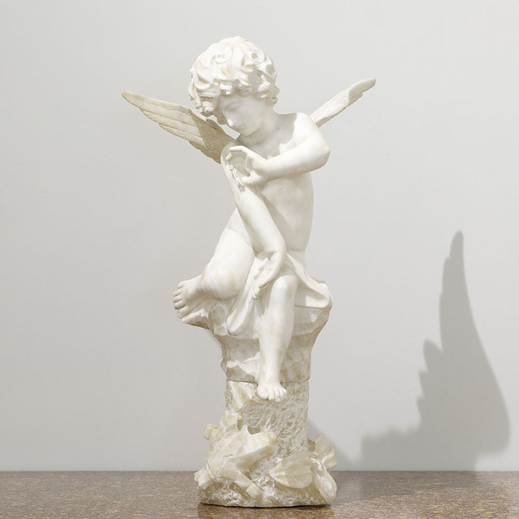 Albast beeld. Engel op sokkel.