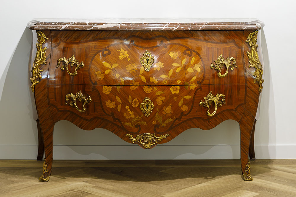 Franse rozenhouten gefineerde commode.