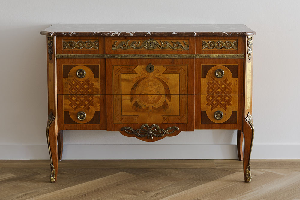 Marqueterie commode met diverse houtsoorten