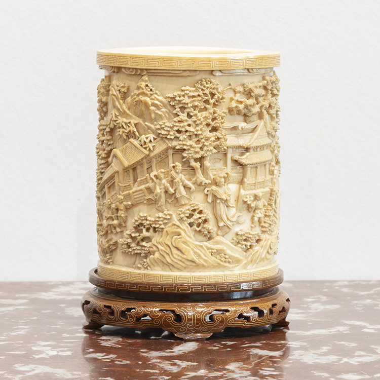 Grote Chinese Ivoren pencelenpot met rijk gestoken decor