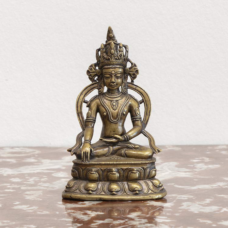 Een Tibetaans bronzen beeld van Akshyobhya 13e eeuw