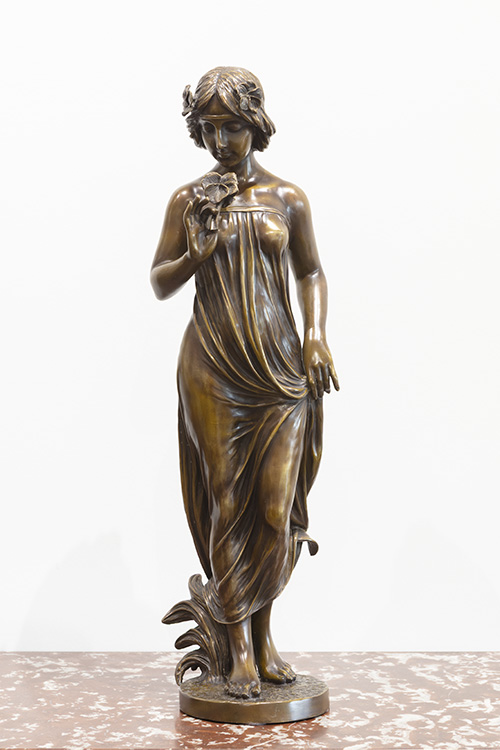 Bronzen beeld; Nimf holding flowers gesigneerd C. Pittaluga 1865-1942